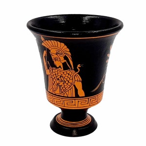 Pu&ograve; includere: Bicchiere da bere in ceramica nera e arancione con un design greco che raffigura un guerriero con elmo e scudo. Il bicchiere ha una base larga e una parte superiore stretta.