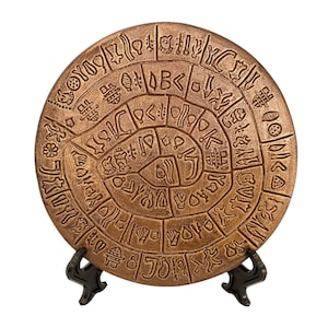 以下が含まれることがあります： 青銅色の円形のネブラ天体盤のレプリカ。青銅器時代の遺物で、天体を表しています。円盤には、太陽、月、星など、複雑な彫刻とシンボルが施されています。