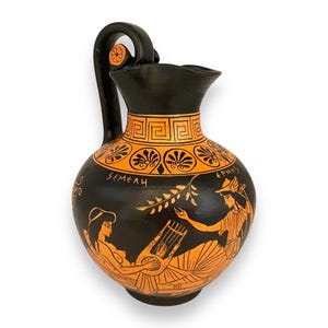 Könnte beinhalten: Schwarze und orangefarbene griechische Tonkrug mit Henkel und einer Szene mit zwei Frauen, die auf die Seite gemalt sind. Der Text "SEMELE" und "EPHAS" ist auf den Krug geschrieben.