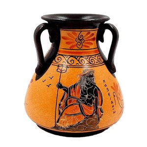 Könnte beinhalten: Eine griechische Amphore in Schwarz und Orange mit zwei Henkeln. Die Amphore ist mit einer schwarzen Figur des Poseidon verziert, der einen Dreizack hält. Die Inschrift "POSEIDON" ist in griechischer Sprache auf der Seite der Amphore geschrieben.