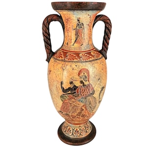 Puede incluir: Un jarrón de cerámica amphora con un asa retorcida marrón y una escena pintada de figuras de la mitología griega. El jarrón está decorado con un esquema de colores rojo, blanco y negro.