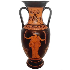 Może przedstawiać: Czarno-pomarańczowa grecka amfora z malowanym wzorem przedstawiającym kobietę trzymającą laskę. Inskrypcja na wazonie brzmi "EKATH".