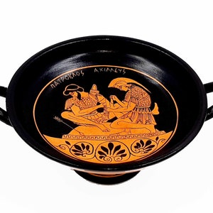 Kylix de figura roja, muestra a Aquiles con Patroclo, 16 cm de diámetro