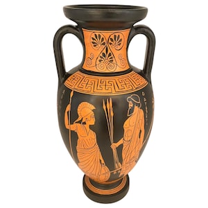 Może przedstawiać: Czarno-pomarańczowa grecka amfora z dwoma uchwytami, geometrycznym wzorem i sceną przedstawiającą dwie postacie ze spiczastymi włóczniami. Postacie są pomalowane na pomarańczowo i czarno.