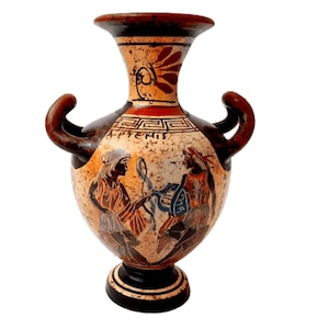 Puede incluir: Un jarrón de cerámica marrón y negro con dos asas. El jarrón está decorado con un patrón geométrico rojo y blanco y una escena de dos figuras en negro, blanco y azul. El jarrón está inscrito con la palabra griega "ΑΡΤΕΜΙΣ".