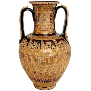 Può includere: Un'anfora greca antica con due manici e intricati disegni geometrici. L'anfora è decorata con un motivo di linee nere e marroni e forme geometriche, tra cui un motivo a meandro. L'anfora è anche decorata con una scena di animali, forse cavalli o cervi, in silhouette nera.