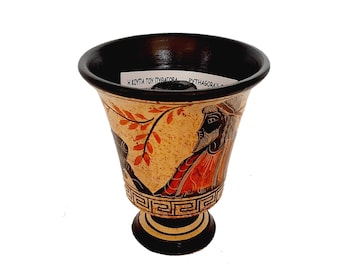 Copa pitagórica, Copa Codiciosa de 11 cm, Fondo amarillo, Muestra a Pitágoras