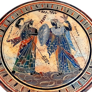 Może przedstawiać: Ozdobny ceramiczny talerz z klasyczną grecką sceną. Talerz przedstawia dwie postacie w szczeg&oacute;łowych szatach, z kt&oacute;rych jedna trzyma tr&oacute;jząb. Postacie są osadzone na beżowym tle z dekoracyjną bordiurą w kolorze czerwonym, czarnym i białym.