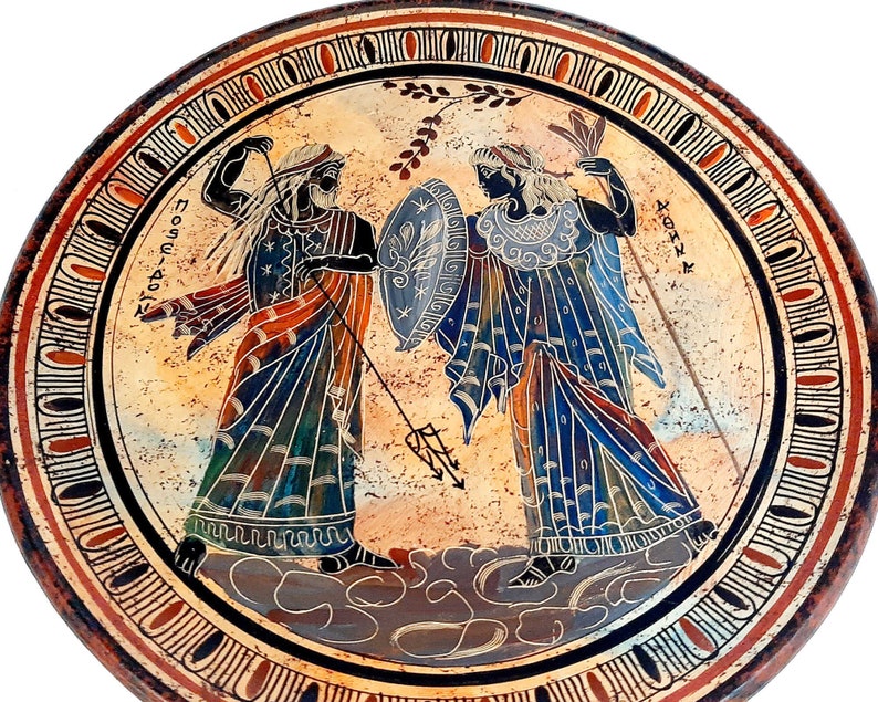 Może przedstawiać: Ozdobny ceramiczny talerz z klasyczną grecką sceną. Talerz przedstawia dwie postacie w szczeg&oacute;łowych szatach, z kt&oacute;rych jedna trzyma tr&oacute;jząb. Postacie są osadzone na beżowym tle z dekoracyjną bordiurą w kolorze czerwonym, czarnym i białym.