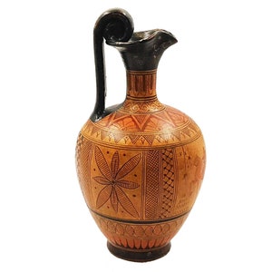 Può includere: Un'anfora greca in ceramica marrone con un manico nero e motivi geometrici in rosso e bianco.