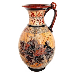 Può includere: Vaso decorativo in ceramica con manico, con una dettagliata illustrazione di un carro trainato da cavalli. Il vaso ha un bordo e un manico marroni, con un corpo beige ornato da opere d'arte nere e rosse.