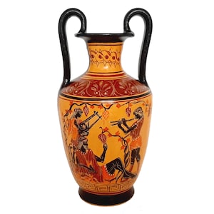 Puede incluir: Una ánfora griega negra y naranja con dos asas. La ánfora está decorada con una escena pintada en negro y rojo de tres figuras tocando instrumentos musicales. Las figuras están rodeadas de vides y uvas.