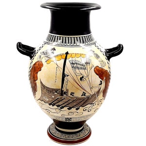 Może przedstawiać: Czarno-biała ceramiczna amfora z malowaną sceną statku i postaciami na boku. Wazon ma dwa uchwyty i czarną podstawę.