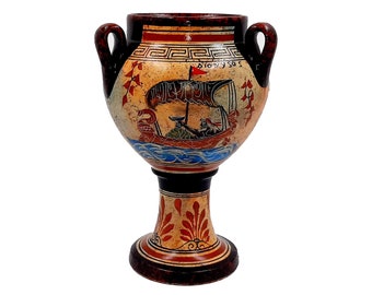 Crátera de cerámica griega con tres asas multicolores que representa al dios Dioniso en un barco.