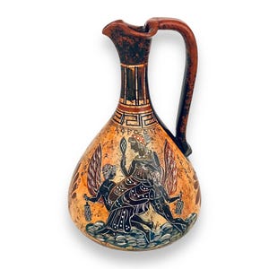 Puede incluir: Una jarra de cerámica marrón con asa, decorada con una escena pintada en blanco y negro de dos figuras con alas. La jarra tiene un patrón geométrico alrededor del cuello.