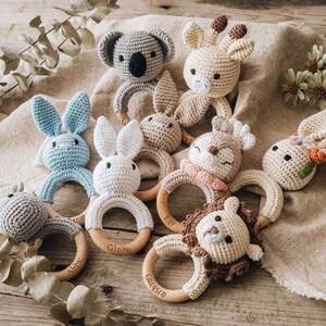 Personalisierte Tierbabyrassel Geschenke zur Babyparty Personalisierte Babyrassel aus Holz Gehäkeltes Rasselspielzeug Geschenke für Neugeborene Geschenk für Neffen-Nichte Bild 1