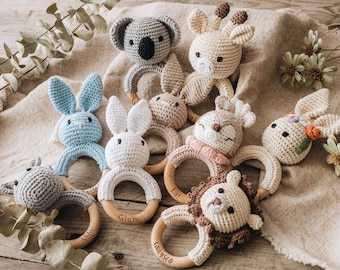 Personalisierte Tierbabyrassel | Geschenke zur Babyparty | Personalisierte Babyrassel aus Holz | Gehäkeltes Rasselspielzeug | Geschenke für Neugeborene | Geschenk für Neffen-Nichte