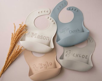 Bavoir en silicone gravé | Cadeau premier anniversaire pour bébé garçon | Bavoir personnalisé pour nouveau-né | Cadeau de Noël pour tout-petit | Cadeau nouvelle maman