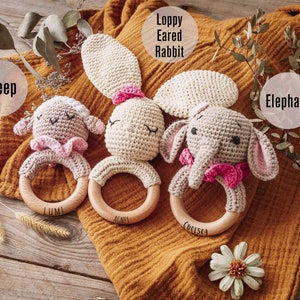 Personalisierte Tierbabyrassel Geschenke zur Babyparty Personalisierte Babyrassel aus Holz Gehäkeltes Rasselspielzeug Geschenke für Neugeborene Geschenk für Neffen-Nichte Bild 7