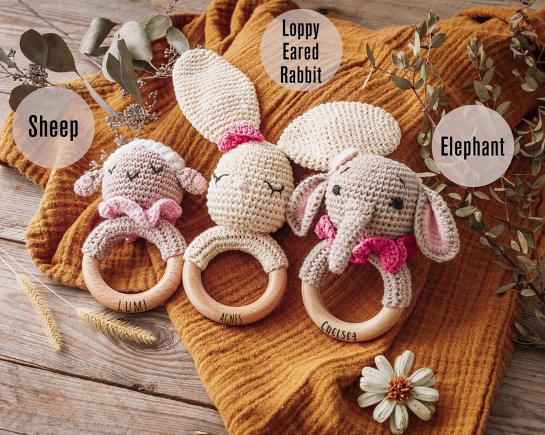 Crochet Toy Rattle for Babies, Baby Shower Gifts, Custom Wooden Baby Rattle, Newborn Gifts, Gift for Nephew Niece, Engraved Rattle with Name 画像 7
