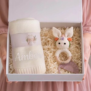 Aangepaste geschenkdoos nieuwe baby, keuze uit 8 dierenrammelaars, gepersonaliseerde naamdeken, pasgeboren babymand [GB03M]