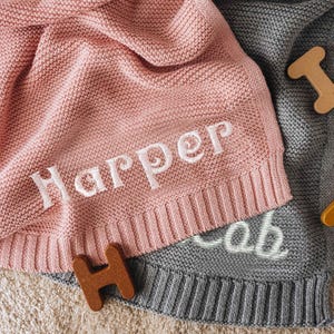 Anpassad filt för babynamn, babypresent, nyföddfilt med namn, babyshowerpresent, personlig filt för flicka eller pojke bild 14