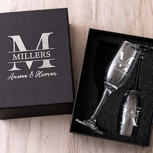 Mr and Mrs Champagne Flutes, Set of 2 Custom Wedding Champagne Glasses, Personalized Wedding Toasting Glasses Set, Bride Groom Engraved Gift