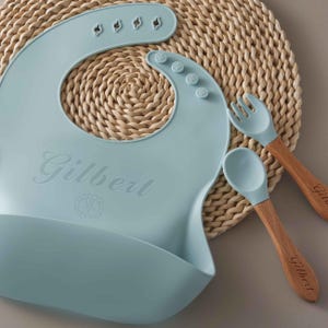 Cadeau voor baby, gepersonaliseerd siliconen babygerei, aangepast slabbetje, set lepel en vork, kraamcadeaus, babyvoedingsgerei met naam