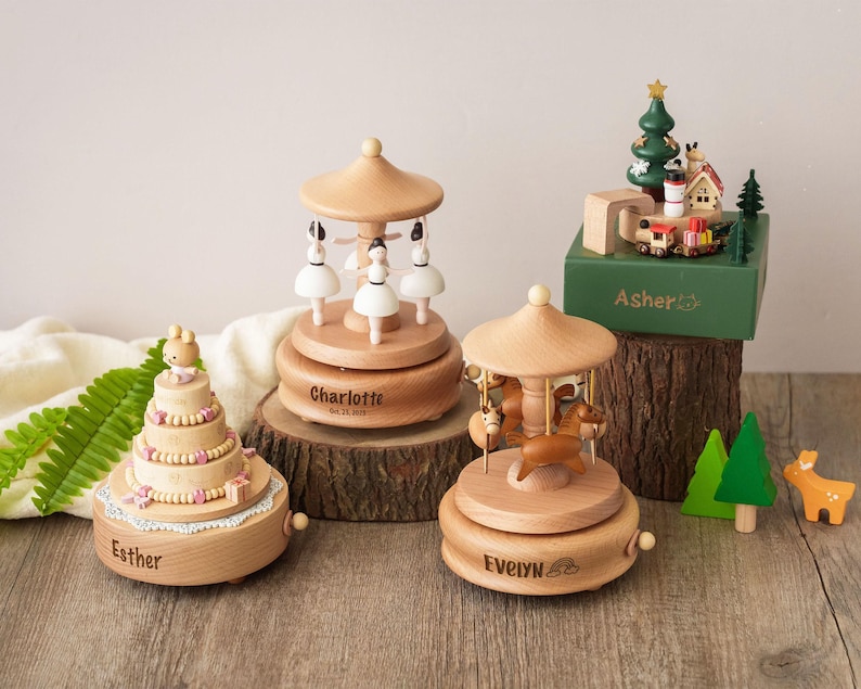 Boîte à musique en bois personnalisée pour cadeau de premier anniversaire, styles de carrousel de train personnalisés image 4