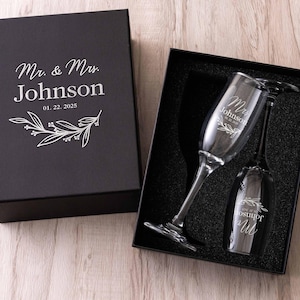 Wedding Champagne Glasses Personalized, Engraved Mr & Mrs Toasting Flutes, Bride and Groom Gift Set of 2, Custom Wedding Toasting Glasses