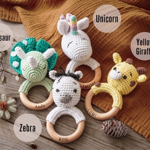 Personalisierte Tierbabyrassel Geschenke zur Babyparty Personalisierte Babyrassel aus Holz Gehäkeltes Rasselspielzeug Geschenke für Neugeborene Geschenk für Neffen-Nichte Bild 6