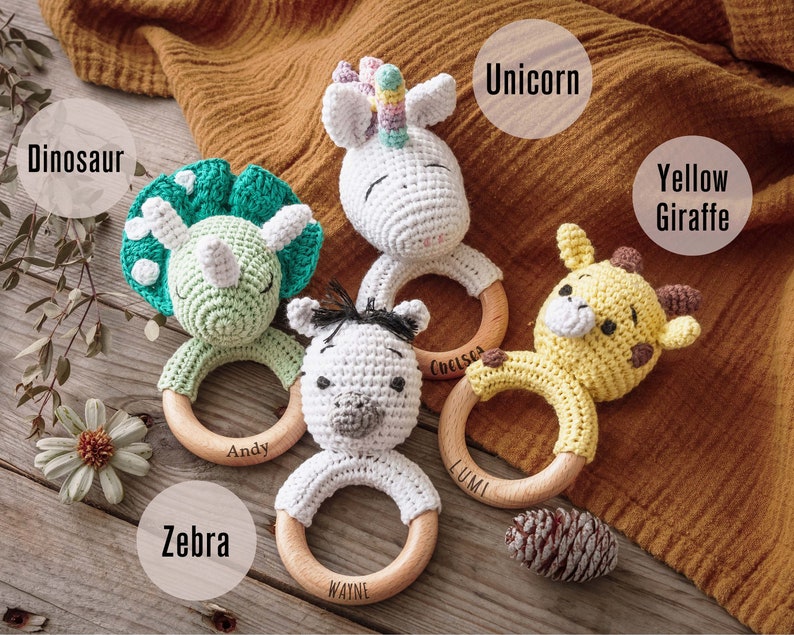 Personalisierte Tierbabyrassel Geschenke zur Babyparty Personalisierte Babyrassel aus Holz Gehäkeltes Rasselspielzeug Geschenke für Neugeborene Geschenk für Neffen-Nichte Bild 6