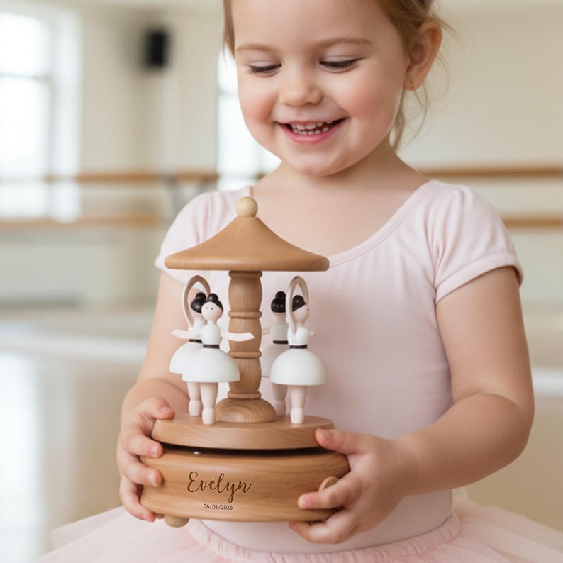 Boîte à musique en bois personnalisée pour cadeau de premier anniversaire, styles de carrousel de train personnalisés image 5