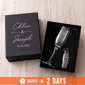 Set di 2 calici da champagne personalizzati, regalo di coppia personalizzato, set regalo di 2 sposi, calici da brindisi per matrimonio con scritta "Mr e Mrs" incisa