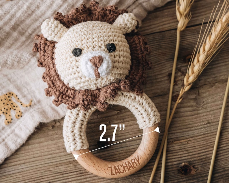 Personalisierte Tierbabyrassel Geschenke zur Babyparty Personalisierte Babyrassel aus Holz Gehäkeltes Rasselspielzeug Geschenke für Neugeborene Geschenk für Neffen-Nichte Bild 10