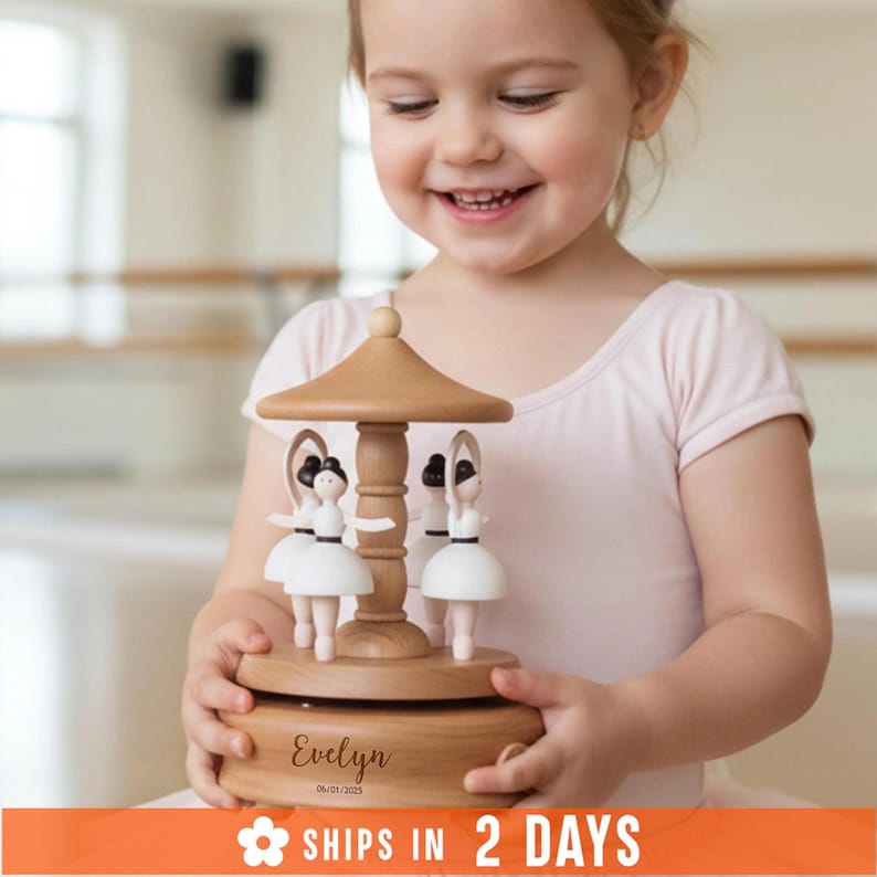 Gegraveerde muziekdoos babynaam, Moederdagcadeau, aangepast babycadeau, gepersonaliseerde houten muziekdoos, cadeau voor kind, muziekcarrousel [W+R] afbeelding 1