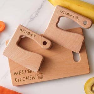 Ensemble de cuisine pour enfants gravé personnalisé, cadeau pour tout-petit, planche à découper sûre pour les enfants, cadeau parfait pour un petit chef, cadeau de vacances pour jeune chef