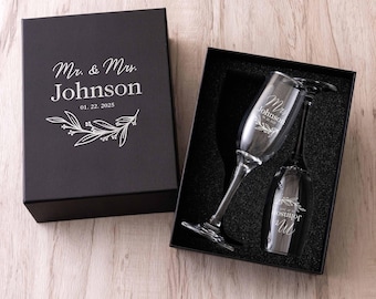 Set of 2 Engraved Mr & Mrs Wedding Toasting Flutes, Couple Gift, Mr and Mrs Champagne Flutes, Personalized Wedding Toasting Glasses