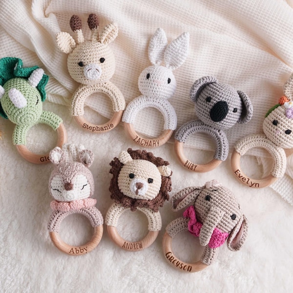 Gepersonaliseerde speelgoedrammelaar, nieuwe moeder cadeau, rammelaar speelgoedring, baby grijpspeelgoed, gehaakte speelgoedrammelaar voor baby, pasgeboren geschenken