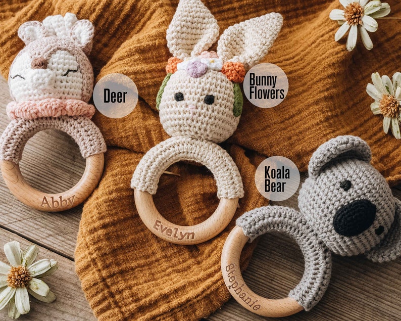 Hochet jouet au crochet pour bébés, cadeaux de baby shower, hochet en bois personnalisé pour bébé, cadeaux de nouveau-né, cadeau pour neveu nièce, hochet avec nom gravé image 4