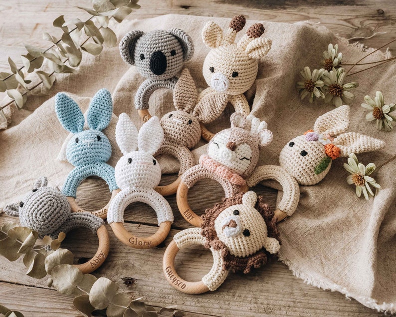 Personalisierte Tierbabyrassel Geschenke zur Babyparty Personalisierte Babyrassel aus Holz Gehäkeltes Rasselspielzeug Geschenke für Neugeborene Geschenk für Neffen-Nichte Bild 1