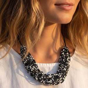 Collier Plastron Ethnique – Nacre, Perles Rocaille, Métal – Blanc/Marron/Doré – Longueur 42 Cm