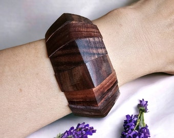 Dehnbares Holzarmband, breiter Manschetten-Holzarmreif, Boho-Armreif, Naturschmuck, brauner verstellbarer Armreif, Tribal-Armband