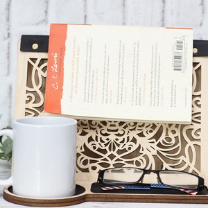 Voiturier en bois découpé au laser : table de chevet porte-livre et tablette