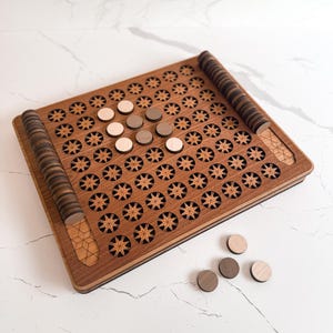 Enchères Lot 34 - Boîte de jeu de Reversi en noyer de la