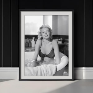 Marilyn Monroe Bathtub Poster, Marilyn Monroe Vintage Print, Retro Bathtub Prints, Hollywood Wall Art, Black And White Art - Digital File