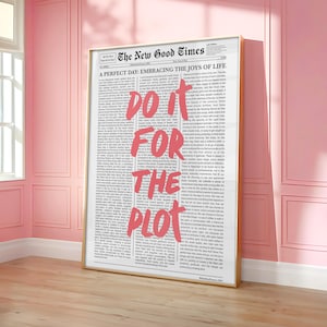 Puede incluir: Una cita motivacional rosa, "DO IT FOR THE PLOT", se superpone a un artículo de periódico en blanco y negro. El titular del periódico dice "The New Good Times" y el subtítulo dice "A Perfect Day: Embracing the Joys of Life".