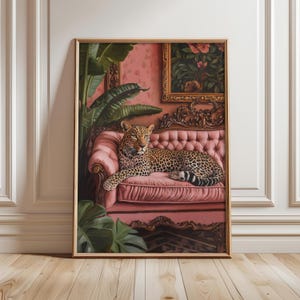 Leopard på rosa soffa-affisch, leopardväggkonst, maximalistisk väggdekor, djungelleopardmönster, livfulla maximalistiska tryck - digital fil