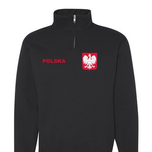 Könnte beinhalten: Schwarzer Quarter-Zip-Sweatshirt mit einem roten gestickten polnischen Wappen und dem Wort "POLSKA" in Rot.