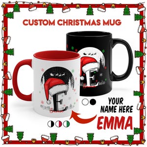 Pode incluir: Duas canecas de Natal personalizadas. Uma caneca é branca com interior e alça vermelhos, com um design de gorro de Papai Noel com a letra "E" e o nome "Emma". A outra caneca é preta com um design semelhante.